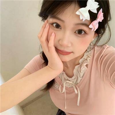 微光下的蓝色男孩
